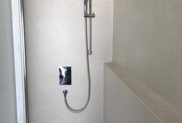 Resina per docce e box bagno: funzionalità e design a confronto